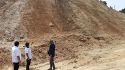 DLH Provinsi Lampung pasang papan penghentian sementara tambang galian C ilegal di Lampung Timur.
