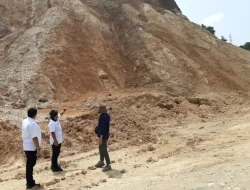DLH Provinsi Lampung pasang papan penghentian sementara tambang galian C ilegal di Lampung Timur.