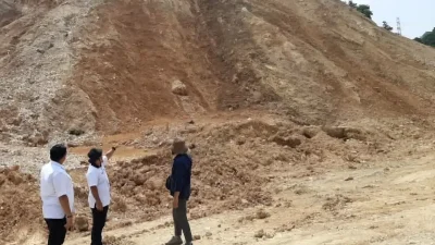 DLH Provinsi Lampung pasang papan penghentian sementara tambang galian C ilegal di Lampung Timur.